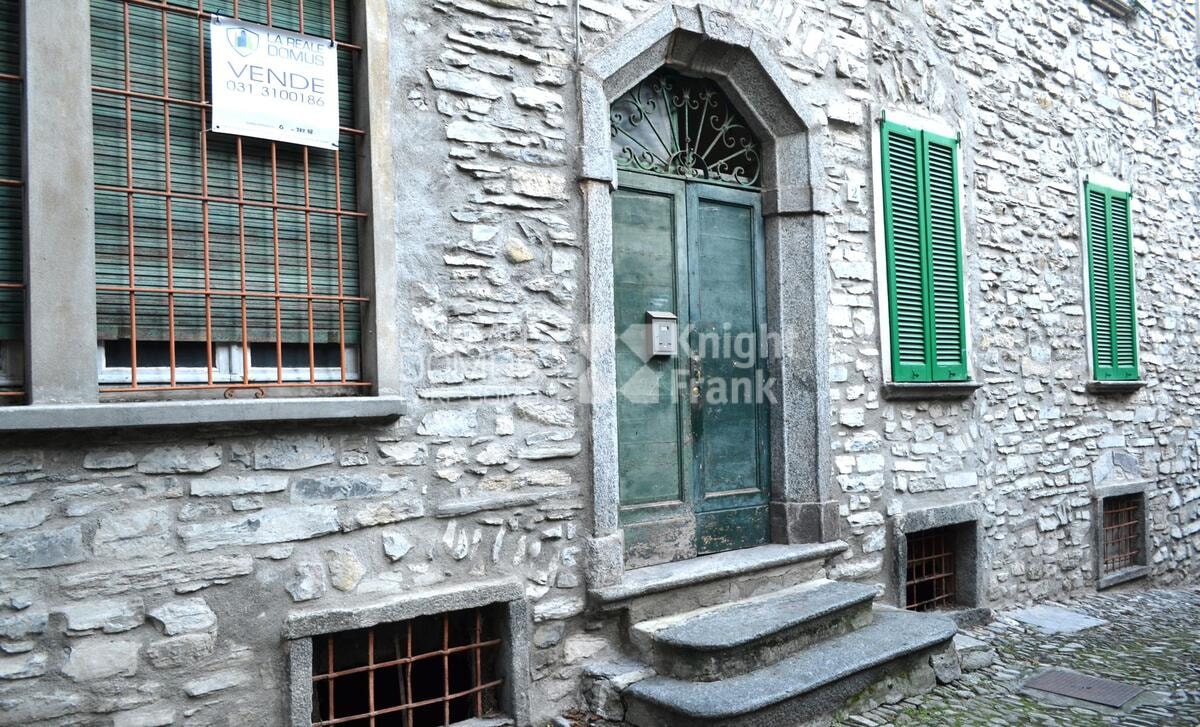 Palazzo in sasso da ristrutturare