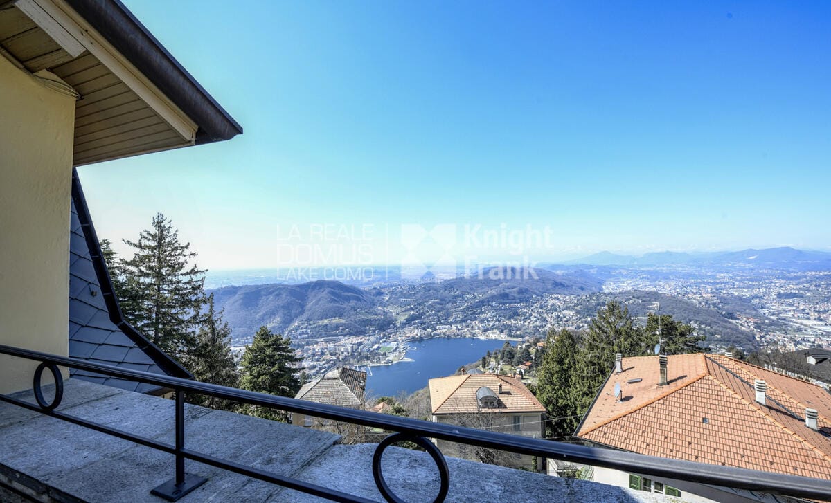 Period villa entirely renovated with view over the lake and Como