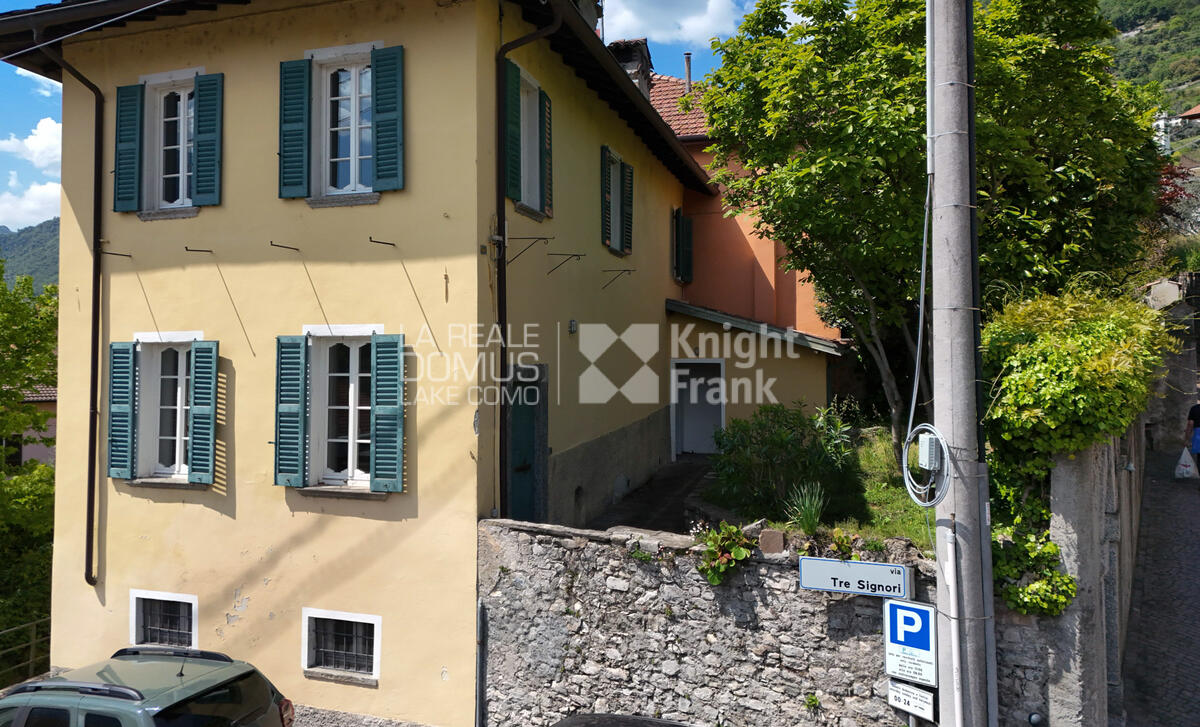 Casa in sasso con giardino 