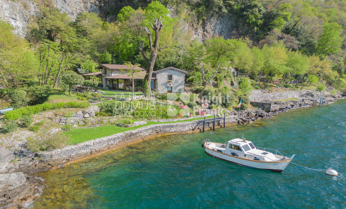 Proprietà unica in riva al lago con giardino