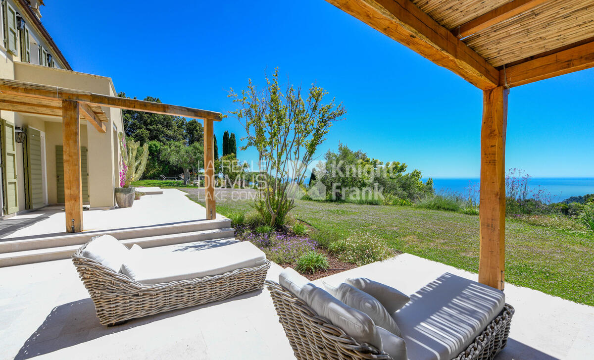 Splendid villa with breath taking view, garden, vineyards and olive groves