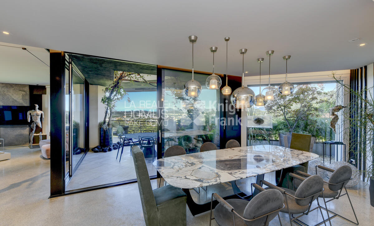 Attico di lusso con terrazzi panoramici e box doppio