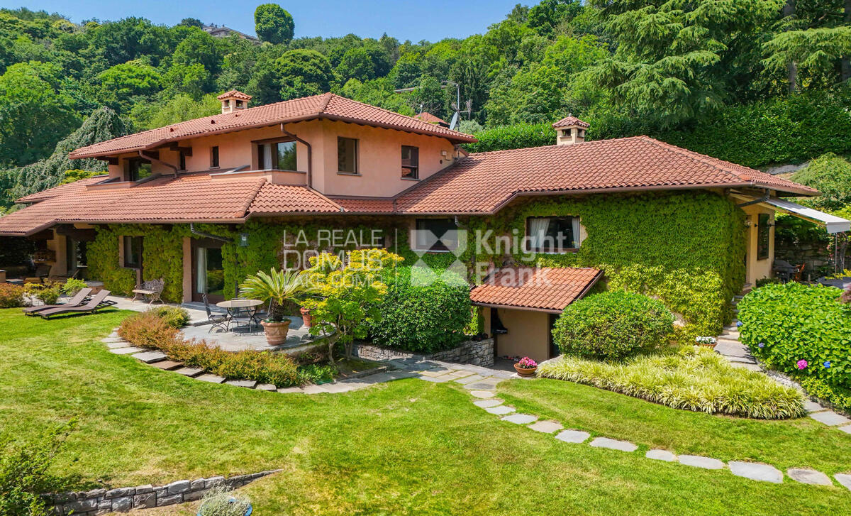 Prestigiosa villa con vista lago 