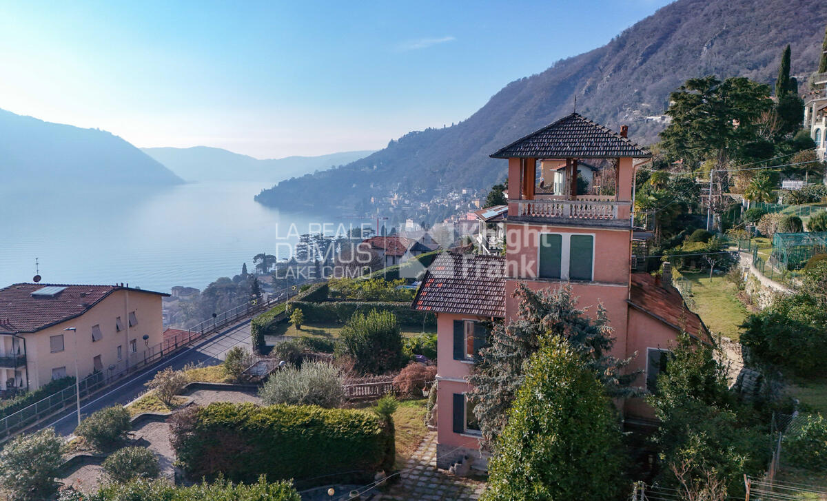 Period villa with garden and splendid lake view