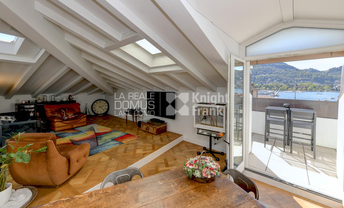 Top floor apartment with lake view