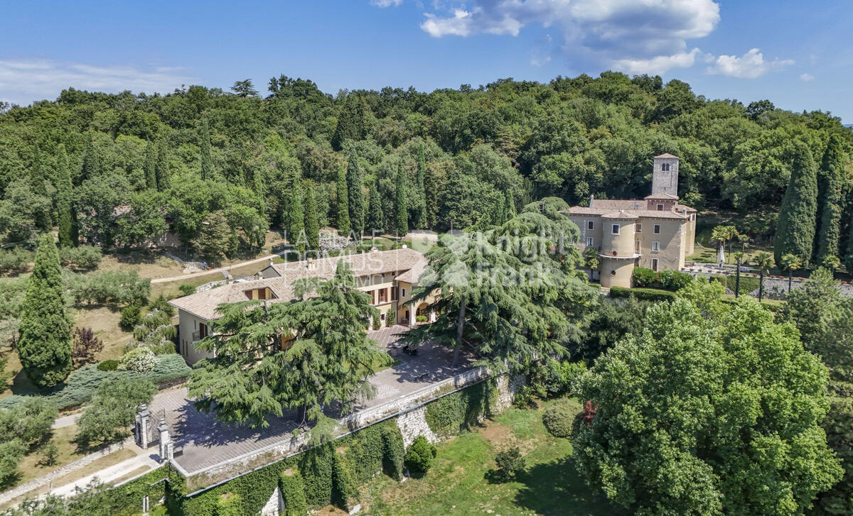 Tenuta storica con parco e vigneti 