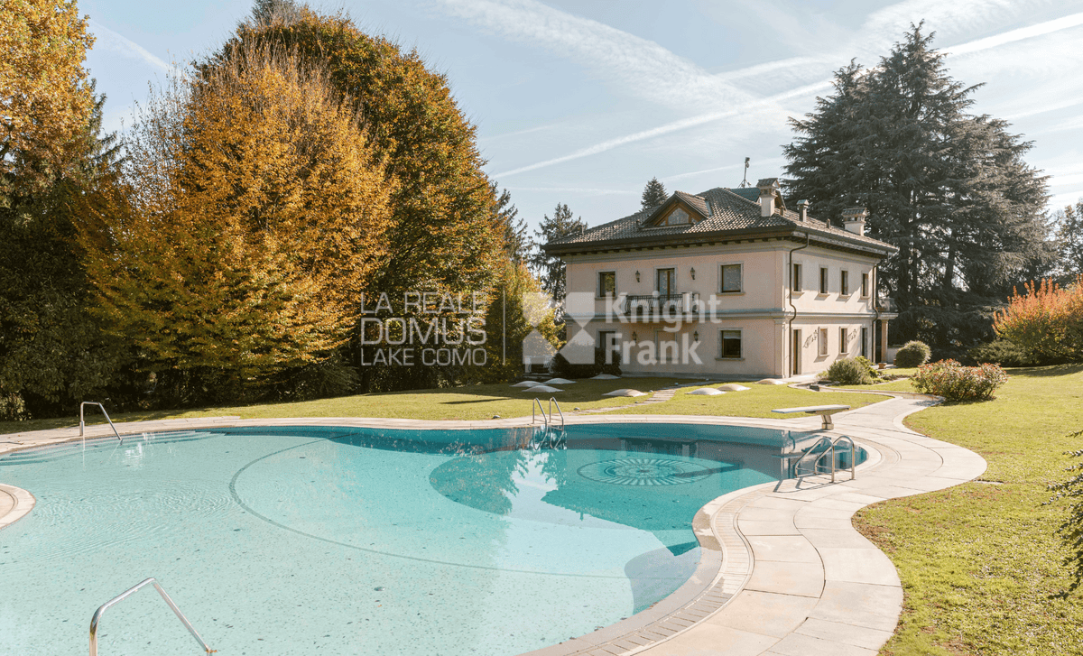 Prestigiosa villa con parco e piscina e campo da tennis