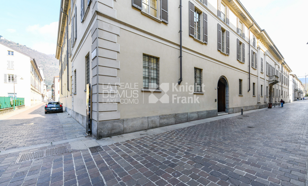 Prestigioso appartamento in palazzo storico di Como