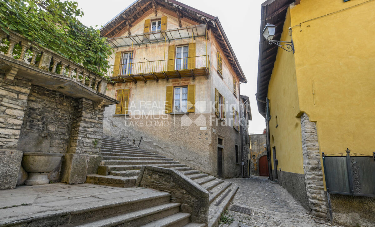 Casa in sasso con piccola aerea esterna